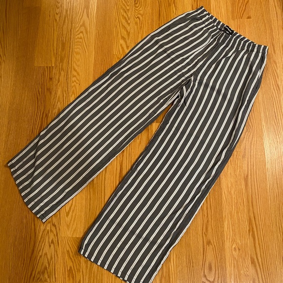 Express | Gray Striped Wide Leg Pants - Picture 4 of 6